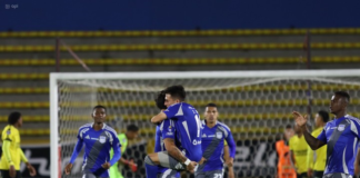 Emelec clasificó a los octavos de final de la Copa Ecuador, pero lo hizo con más angustia que argumentos, con más penales que fútbol. En una noche en la que todo le costó, el ÔÇÿBombilloÔÇÖ eliminó al Miguel Iturralde, equipo de Segunda Categoría, por 5-4 desde los once pasos, tras igualar 1-1 en los 90 minutos reglamentarios.