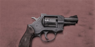 La Fiscalía General del Estado formuló cargos contra Luis ├ü. C., por su presunta participación en los delitos de tráfico ilícito de sustancias catalogadas sujetas a fiscalización, en alta escala, y tenencia y porte de armas de fuego sin autorización, tras una operación ejecutada en el cantón Caluma, provincia de Bolívar.