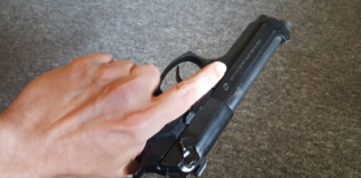 Un robo que comenzó con gritos, amenazas y un arma apuntando directo al rostro de una comerciante, terminó con una sentencia que marcará precedente en el cantón Guano. Fulvio A. A. y John S. A., presuntos autores del violento robo a un supermercado en San Nicolás de las Abras, recibieron la pena máxima: diez años y cuatro meses de prisión por el delito de robo agravado con arma de fuego.