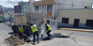 La Dirección de Obras Públicas del GAD Municipalidad de Ambato, a través de su Unidad de Mantenimiento Vial, inició esta semana el cronograma de bacheo en la avenida Atahualpa, desde el sector de la Yahuira en sentido norte ÔÇô sur.