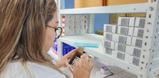 Mientras la escasez de medicamentos persiste en los hospitales públicos y del IESS, el Gobierno ecuatoriano aún no concreta el prometido plan de compra masiva. La vocera presidencial, Carolina Jaramillo, confirmó que el recién creado Comité Nacional de Salud (Consap) sigue trabajando en un protocolo para ejecutar el proceso de adquisición, con el objetivo de garantizar transparencia y evitar actos de corrupción.