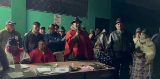 El expresidente de la CONAIE, Leonidas Iza Salazar, fue denunciado este miércoles 20 de agosto ante la Fiscalía por el presunto delito de secuestro de tres policías de inteligencia retenidos desde el lunes 18 en la comunidad indígena de San Ignacio, en la parroquia Toacaso, provincia de Cotopaxi.