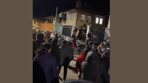 La tranquila comunidad de Déleg quedó conmocionada luego de que una mujer de 83 años, conocida como “Teresita”, falleciera tras ser víctima de un brutal ataque sexual. El presunto agresor fue detenido este miércoles y llevado ante la Fiscalía local, lo que desató la furia de los pobladores.