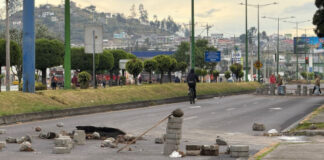 El segundo día del paro nacional convocado por la CONAIE y organizaciones sociales contra la eliminación del subsidio al diésel se desarrolla con movilizaciones más amplias y cierres viales en varias provincias de la Sierra del país.