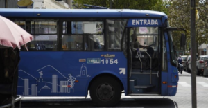 La Asociación de Municipalidades del Ecuador (AME) advirtió este 16 de septiembre de 2025 que el costo del pasaje urbano sí se incrementará como consecuencia de la eliminación del subsidio al diésel, una vez que concluyan las compensaciones económicas del Gobierno, previstas entre ocho y 12 meses.