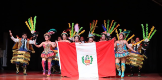 Riobamba se convirtió en el escenario del 4.┬║ Festival Internacional de Danzas “Vuelta América Folklore 2025”, un evento que reunió a agrupaciones de Perú, Colombia, México y Costa Rica. Durante tres días, la ciudad vivió un despliegue de música, color y cultura que fortaleció su papel como punto de encuentro del folclore latinoamericano.