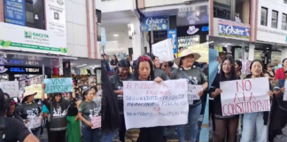 Organizaciones indígenas filiales de la CONAIE y colectivos sociales realizaron la tarde de este sábado una manifestación frente a la Gobernación de Pastaza para rechazar las recientes decisiones del presidente Daniel Noboa, en especial el Decreto 126 que elimina el subsidio al diésel y la propuesta de asamblea constituyente.