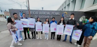 Tras siete largos años de espera, el juicio por la presunta violación de una niña con discapacidad finalmente se instaló. Pero la esperanza de justicia pronto se convirtió en indignación: la audiencia fue suspendida. El tribunal alegó “razones técnicas” y otorgó un plazo de 15 días para emitir su resolución por videoconferencia, dejando a la víctima, a su familia y a quienes la acompañaban, sumidos en la frustración.
