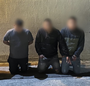 La Policía Nacional desarticuló en Riobamba una organización especializada en el robo a domicilios, cuyos integrantes no eran delincuentes improvisados, sino reincidentes con un historial judicial extenso que evidencia años de actividades ilícitas y una notable capacidad para planificar sus crímenes.