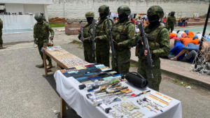 En respuesta a los recientes hechos violentos registrados en varios centros penitenciarios del país, la Brigada de Caballería Blindada “Galápagos” desplegó un operativo militar de control en el Centro de Privación de Libertad (CPL) de Riobamba.