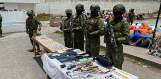 En respuesta a los recientes hechos violentos registrados en varios centros penitenciarios del país, la Brigada de Caballería Blindada “Galápagos” desplegó un operativo militar de control en el Centro de Privación de Libertad (CPL) de Riobamba.