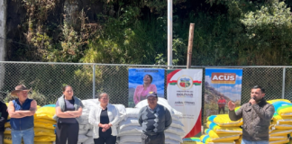 La Prefectura de Bolívar, a través de la Secretaría de Gestión Ambiental, llevó a cabo este 2 de septiembre, una nueva acción dentro del Proyecto ├üreas de Conservación y Uso Sustentable (ACUS), beneficiando a más de 150 familias de las parroquias Santiago y San Vicente con la entrega de semillas de pasto.