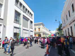 La mañana del 22 de septiembre, decenas de agricultores de distintas parroquias y comunidades de Chimborazo se concentraron en los exteriores de BanEcuador en la ciudad de Riobamba, motivados por el anuncio del Gobierno Nacional sobre la entrega del Bono Raíces y el acceso a créditos con condiciones preferenciales.