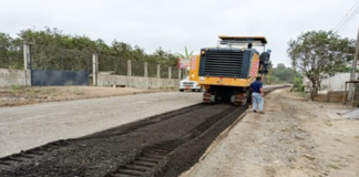 La Prefectura de Bolívar, bajo la administración del prefecto Aníbal Coronel Monar, avanza en los trabajos de mantenimiento y mejoramiento de la vía Caluma ÔÇô Piedra Redonda, una de las más importantes para la movilidad de los habitantes y el transporte de la producción agrícola en la zona.