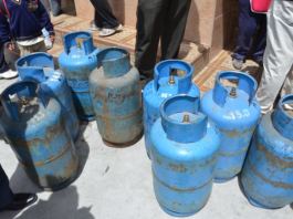 La Intendencia de Policía de Chimborazo, a través de su titular, Marcelo Mancheno, recordó que el valor oficial del cilindro de 15 kilos se mantiene en $1,65 dólares en los depósitos autorizados y en $3,00 dólares a domicilio cuando es entregado por camiones repartidores.