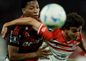 Flamengo se impuso 2-0 a Estudiantes de La Plata en la ida de los cuartos de final, el ecuatoriano Gonzalo Plata asistió en la jugada del primer gol con un pase exquisito a Pedro a los 15 segundos de iniciado el encuentro.