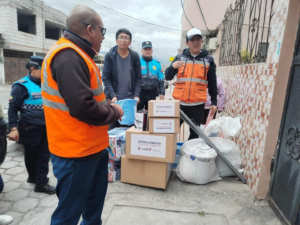 En un gesto de solidaridad y apoyo, el municipio de Riobamba entregó ayuda humanitaria a las familias afectadas por la explosión de un tanque de gas ocurrida en agosto en el sector Tierra Nueva. La acción se enmarca dentro de las gestiones de la Secretaría Nacional de Gestión de Riesgos (SNGR) y la Alcaldía local.