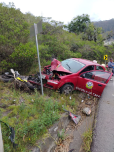 Un accidente de tránsito se registró en el sector Pungal El Quinche, en la vía RiobambaÔÇôPenipe, entre una motocicleta y un vehículo del Sindicato de Choferes Profesionales 4 de Octubre, que dejó como saldo un motociclista herido la tarde de este viernes 19 de septiembre.