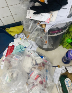 La Agencia Nacional de Regulación, Control y Vigilancia Sanitaria (ARCSA) clausuró una farmacia en Riobamba este 25 de septiembre, tras detectar graves irregularidades en la atención a los usuarios.