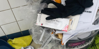 La Agencia Nacional de Regulación, Control y Vigilancia Sanitaria (ARCSA) clausuró una farmacia en Riobamba este 25 de septiembre, tras detectar graves irregularidades en la atención a los usuarios.