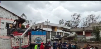 La mañana de este miércoles 17 de septiembre de 2025, un accidente de tránsito alteró la tranquilidad de la parroquia Guanujo, luego de que un vehículo perdiera el control y se estrellara contra una vivienda.