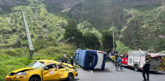 Un accidente vial dejó 13 personas heridas y provocó preocupación y malestar entre turistas guayaquileños que descendían de Baños de Agua Santa hacia Pelileo, la tarde del domingo 7 de septiembre. El accidente se trató de una colisión de frente con un taxi, en la curva de Las Juntas, el choque fue violento.