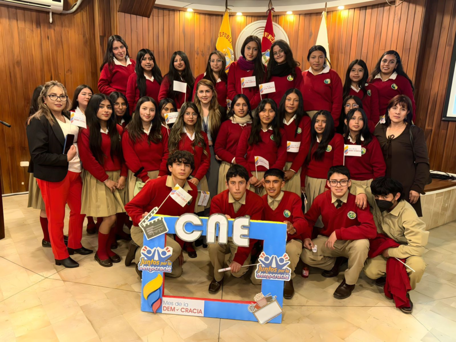 En el marco del Mes de la Democracia, la Delegación Provincial Electoral de Chimborazo desarrolló una serie de actividades académicas y culturales dirigidas a fortalecer la educación cívica y los valores democráticos en los jóvenes. Entre las iniciativas destacadas se incluyó la proyección de documentales relacionados con la democracia y la participación ciudadana.