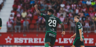 En la cuarta jornada de la Segunda División de España, el Racing de Santander realizó una remontada de película en su visita al Almería. Perdía 2-0 antes de los 20 minutos, pero en el segundo tiempo apareció un nombre ecuatoriano Jeremy Arévalo, ingresó tras el descanso y en menos de dos minutos, firmó un doblete que cambió el partido, pavimentando el 3-2 final que mantiene al conjunto cántabro como líder con puntaje perfecto.