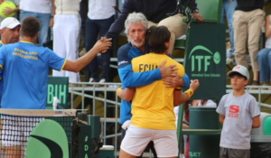 Andrés Andrade, actual número 338 del ranking mundial, derrotó por 1-6, 6-3 y 6-2 a Andrej Nedic, sellando el triunfo de Ecuador sobre Bosnia & Herzegovina en la Copa Davis. ┬áLa victoria permite al equipo tricolor avanzar a los Qualifiers de la Fase Final 2026, una instancia que ubica al país en la antesala de la élite del tenis mundial, lo ocurrido en el Club Rancho San Francisco tuvo un aire épico.