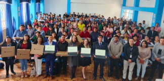 En la Unidad Educativa Ramón Barba Naranjo de Latacunga se desarrolló un emotivo acto en el que se entregaron 140 computadoras portátiles a maestros de zonas rurales, como parte del Proyecto de Reducción de la Brecha Digital en el Sistema Nacional de Educación.