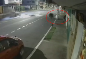 La madrugada del pasado miércoles 3 de septiembre, un robo sorprendió a la ciudadanía riobambeña. Alrededor de las 03h25, delincuentes ingresaron a un conocido local de comida rápida, ubicado en la intersección de las calles Cordovez y Diego de Almagro, y sustrajeron varios objetos de valor.