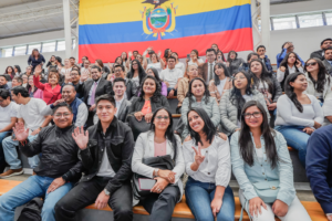 La mañana del miércoles 10 de septiembre, el Gobierno del Nuevo Ecuador, a través del Ministerio de Educación, Deporte y Cultura, oficializó la incorporación de 2.800 profesionales al Sistema Nacional de Educación. Esta acción se enmarca en el Plan de Valorización Docente, que busca fortalecer la enseñanza en el país y reconocer el trabajo de los maestros y maestras.