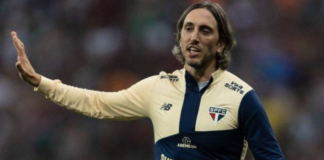 El entrenador argentino Luis Zubeldía, conocido por su paso por clubes ecuatorianos como Barcelona SC y Liga de Quito, cargó con dureza contra el dirigente de Independiente del Valle, Michel Deller, y retomó episodios polémicos vividos durante su etapa en el fútbol ecuatoriano en una entrevista concedida al medio Clank.