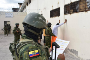 Un operativo militar se ejecutó al interior del Centro de Privación de Libertad de varones en Riobamba. La acción fue liderada por efectivos de la Brigada de Caballería Blindada, como parte de las intervenciones estratégicas que buscan recuperar el control en los centros penitenciarios del país.