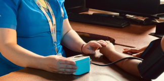 El Centro Asistencial Municipal Jesús de Nazaret, ubicado frente al Hospital del IESS, reabrió sus puertas en julio de 2025 tras una completa repotenciación que incluyó la remodelación de habitaciones, cocina, pisos y paredes, la instalación de césped sintético y la reparación de problemas de humedad.