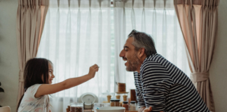 Disfrutar y mantenerse saludable no son objetivos opuestos. La clave está en elegir alimentos con verdadero valor nutricional y consumirlos de forma consciente. El cacao y la leche, cuando se combinan en su forma más pura y natural, son un ejemplo perfecto: aportan nutrientes esenciales, favorecen el bienestar físico y emocional, ofreciendo un placer sensorial único.