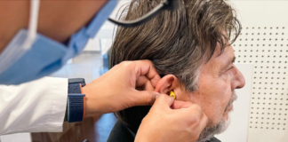 La capacidad de escuchar conecta a las personas con el mundo, lo que fortalece relaciones, aprendizaje y bienestar; por lo cual la pérdida auditiva no tratada puede afectar directamente con la comunicación, generar aislamiento y limitar oportunidades en la vida diaria.