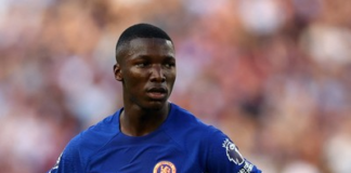 El Chelsea no pudo en su estreno en la fase de grupos de la UEFA Champions League 2025/26 y cayó por 3-1 frente al Bayern de Múnich en el Allianz Arena, en un partido marcado por la intensidad y el protagonismo de Moisés Caicedo, quien tuvo un debut accidentado en la competición europea con la camiseta de los “blues”.