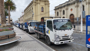 Los distribuidores de gas doméstico en Riobamba solicitaron un incremento en el valor del servicio de entrega a domicilio, argumentando que sus gastos operativos han subido tras el retiro del subsidio al diésel. La propuesta generó inquietud en la ciudadanía y motivó la intervención de las autoridades locales.