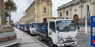 Los distribuidores de gas doméstico en Riobamba solicitaron un incremento en el valor del servicio de entrega a domicilio, argumentando que sus gastos operativos han subido tras el retiro del subsidio al diésel. La propuesta generó inquietud en la ciudadanía y motivó la intervención de las autoridades locales.
