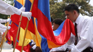 El tradicional acto, que honra el tricolor nacional, se realizará en las instituciones educativas de todo el país; en las seis zonas con clases no presenciales por el paro, los planteles reagendarán la ceremonia cuando retomen la presencialidad.