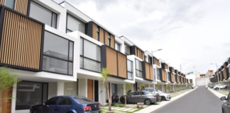 El ministro de Infraestructura y Transporte, Roberto Luque, entregó recientemente las llaves de sus nuevas casas a dos beneficiarias del Condominio Valle Alto, ubicado en la parroquia La Península, dentro del programa gubernamental “Tu Casa Miti-Miti”.