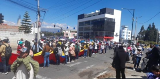 La Unión Nacional de Educadores (UNE) reiteró su denuncia sobre presiones ejercidas a docentes para que participen en movilizaciones de respaldo al Gobierno. La organización señaló que llamadas y mensajes recibidos por maestros vulneran su libertad y dignidad, al convertirlos en instrumentos de una estrategia política.