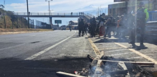 El paro nacional, anunciado por la Confederación de Nacionalidades Indígenas del Ecuador (Conaie), inició la noche del domingo 21 de septiembre con pequeños cierres viales en comunidades del norte del país, como las de Imbabura.