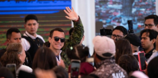 En el primer día del paro nacional convocado por la Conaie en rechazo a la eliminación del subsidio al diésel, el presidente Daniel Noboa acudió a un evento en Latacunga para entregar créditos al sector turístico, mientras que en esa ciudad se desarrollaba una contramarcha a favor de su Gobierno.