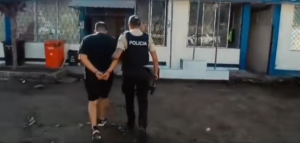 Un operativo policial de este 21 de septiembre, permitió la aprehensión de un ciudadano identificado como Andrés C., señalado por el presunto delito de tráfico de sustancias sujetas a fiscalización, en el recinto San Carlos de Pallatanga.