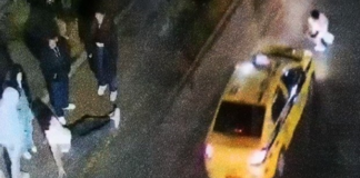 Un hecho inusual fue captado el fin de semana en Riobamba por las cámaras de videovigilancia del ECU 911. Un hombre, aparentemente en estado etílico, se lanzó contra vehículos en movimiento simulando haber sido atropellado.