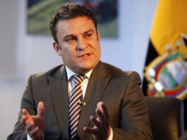 Un exteniente de la Policía ecuatoriana ha revelado ante la Fiscalía acusaciones graves contra el exministro José Serrano, a quien señala por ordenar seguimientos a opositores políticos del correísmo, implantar pruebas falsas durante allanamientos y entregar documentos de identidad a disidentes de las FARC.