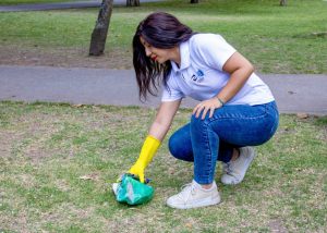 La mayor parte de los residuos que contaminan los océanos no llegan directamente desde barcos o actividades marítimas. En realidad, su viaje comienza en tierra firme: calles, alcantarillas, quebradas, ríos y finalmente el mar.