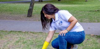 La mayor parte de los residuos que contaminan los océanos no llegan directamente desde barcos o actividades marítimas. En realidad, su viaje comienza en tierra firme: calles, alcantarillas, quebradas, ríos y finalmente el mar.